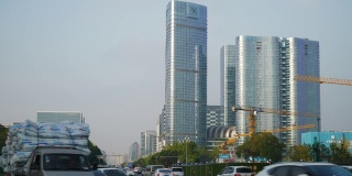 阳光灿烂的傍晚成都城市交通街道边现代公寓住宅全景4k中国