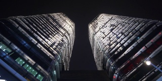 夜景时间照亮了成都市内著名的高楼大厦，观景4k中国全景