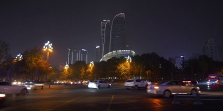 夜深人静的时候，照亮了成都市区的交通街道全景，4k中国