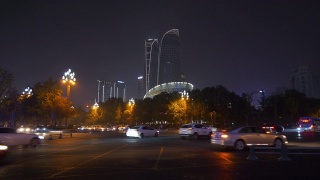 夜深人静的时候，照亮了成都市区的交通街道全景，4k中国视频素材模板下载
