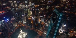 4k时间推移:航拍上海城市天际线全景，摩天大楼灯光秀和晚上的交通，中国。