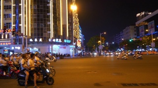 夜晚时间照亮三亚市交通街道全景4k中国海南视频素材模板下载