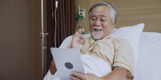 电视的健康概念。亚洲老人在医院里用平板电脑和家人聊天。患者在数字平板电脑上与全科医生进行视频会议。病人在线咨询。