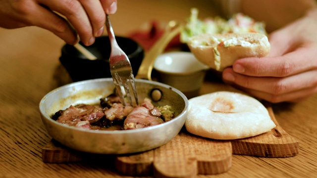男人用叉子和手做烤肉串。完美的西班牙小吃，在酒吧或餐厅的食物-关闭