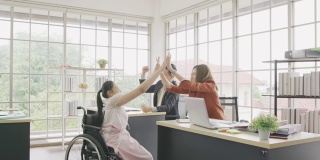 轮椅上的残疾女商人和商业团队合作