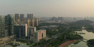 暮色时分佛山市区建筑前著名的公园河航拍全景4k中国