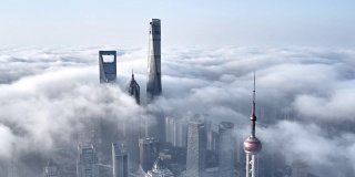 4K:中国浓雾中的上海天际线鸟瞰图