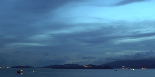 时间推移-深蓝色云景在海上光船黄昏到黑暗10秒