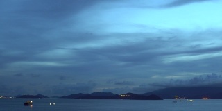 时间-深蓝色的云景在海上光船黄昏到黑暗