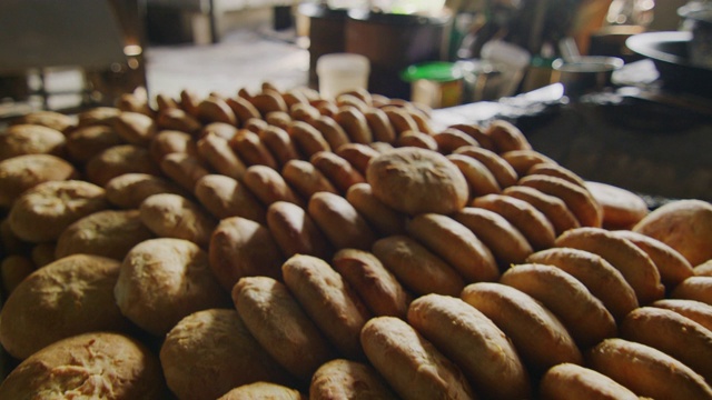 慢镜头60帧(fps)拍摄马来西亚东部美里一家专门制作不同月饼的饼干工厂里的中国烤面包
