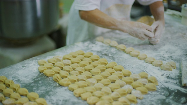 马来西亚东部美里的面包师在专门制作不同月饼的饼干和饼干工厂组装月饼配料