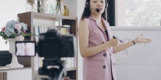 亚洲女教师远程教学在家办公与在线技术设备。为在家学习的学生教授汉语。新常态的生活方式概念，在家工作。