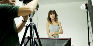 亚洲女性模特在摄影工作室为时尚拍摄改变姿势