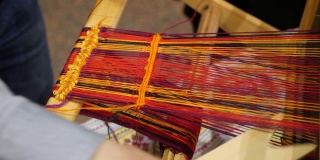 古老的木制织布机。工艺的概念。工艺背景。传统的古老的织机。家族企业。恢复传统