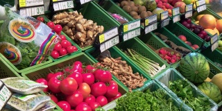杂货店里的各种水果和蔬菜