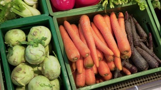 杂货店里的新鲜蔬菜视频素材模板下载