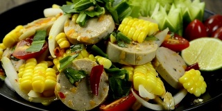 辣越南猪肉香肠玉米蔬菜沙拉美味的开胃菜健康的食物或饮食