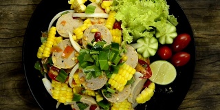 辣越南猪肉香肠玉米蔬菜沙拉美味的开胃菜健康的食物或饮食