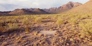 亚利桑那沙漠山麓的无人机录像，变焦移动移动。斯科茨代尔，阿兹，麦克道尔山脉，美国。