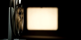 旧电影放映机在黑色背景上拍摄的录像