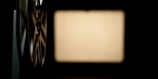 电影放映机在黑色背景上拍摄的视频