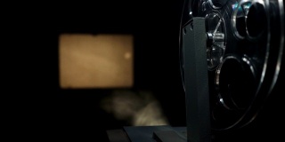老式电影放映机在黑色胶片上拍摄