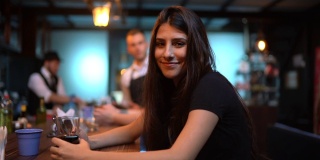 一名年轻女子在酒吧使用智能手机的肖像