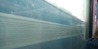 两列高速超高速列车在相反的方向交叉。从时速160公里的Gatimaan特快列车上向窗外望去，这张照片拍摄于火车旅程中。