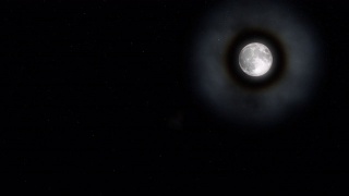 在晴朗的星空下，月亮周围的一个大而明亮的光晕视频素材模板下载