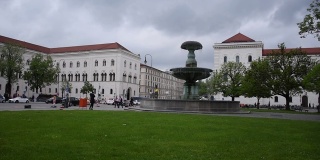 慕尼黑Huber教授广场的喷泉