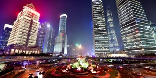 时光流逝，上海陆家嘴金融中心现代化建筑的夜景