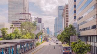 雅加达市内白天的道路交通。印尼视频素材模板下载