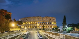 罗马,意大利。罗马圆形大剧场。弗拉维安圆形剧场附近的交通在日落，晚上和晚上时间。联合国教科文组织世界著名地标。从白天到夜晚的时间流逝。FullHD