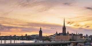 斯德哥尔摩,瑞典。夏日夜晚的斯德哥尔摩天际线风景。著名的热门目的地在日落灯光。里达霍尔姆教堂，地铁。白天到夜晚的过渡时间流逝。FullHD