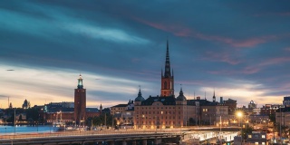 斯德哥尔摩,瑞典。夏日夜晚的斯德哥尔摩天际线风景。著名的热门目的地景区在日落灯光。里达霍尔姆教堂，地铁。白天到夜晚的过渡时间流逝