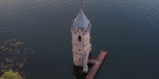 鱼大教堂鸟瞰图。沉没的教堂废墟位于西班牙北部坎塔布里亚的埃布罗水库。高质量4k镜头