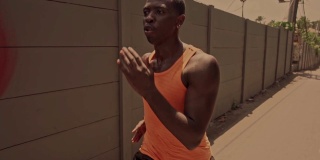 年轻的黑人跑步者正在进行城市跑步训练