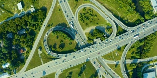 交通和基础设施:高速公路立交桥和汽车、卡车和公共汽车的交汇处。白天道路交通阻塞鸟瞰图
