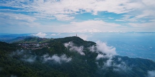 鸟瞰图的雾滚过流动在泰国北部的雨林山