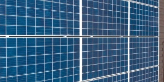无人机鸟瞰安装在屋顶上的小型太阳能发电厂的面板。替代能源。无环境污染的生态用电生产