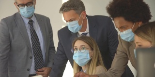 集团商务人员在办公室开会和工作，戴口罩以防止冠状病毒