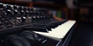模拟合成器钢琴键盘视频剪辑。Dj商店出售专业的midi控制器设备与黑白键。
