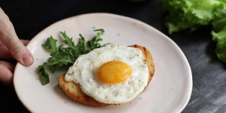煎蛋吐司早餐在白色盘子煎蛋食物背景俯视图拷贝空间吃有机健康生