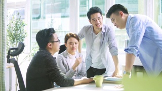 一群年轻的亚洲商人在办公室开会视频素材模板下载