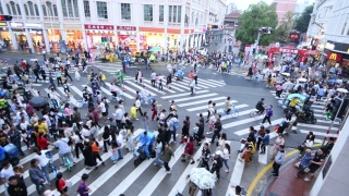 一群人走在中国城市的人行横道上视频素材模板下载