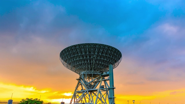 天文射电望远镜和快速移动的天空日落云景观。