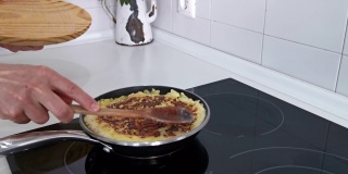 准备西班牙煎蛋卷。家庭烹饪的概念。
