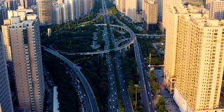 鸟瞰图的城市景观和交通