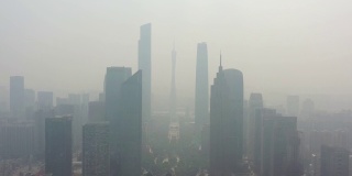 晴天雾霾飞行飞越广州市市中心著名广场航拍全景4k中国