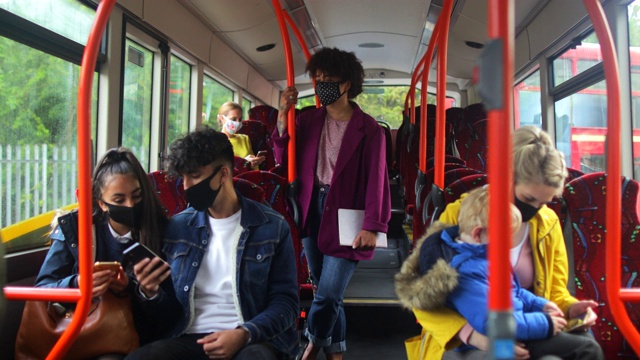 乘坐公共交通工具时戴口罩